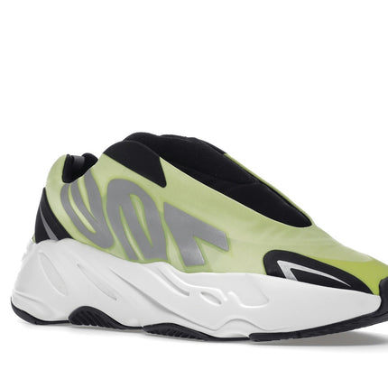 Adidas Yeezy Boost 700 MNVN Laceless Phosphor GY2055, trois-quarts avant extérieur