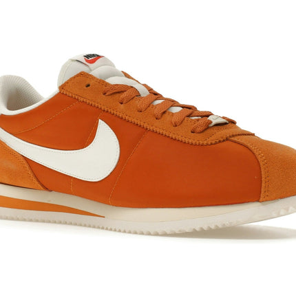 Nike Cortez TXT Monarch Muslin Sail HF0263-800, trois-quarts avant extérieur