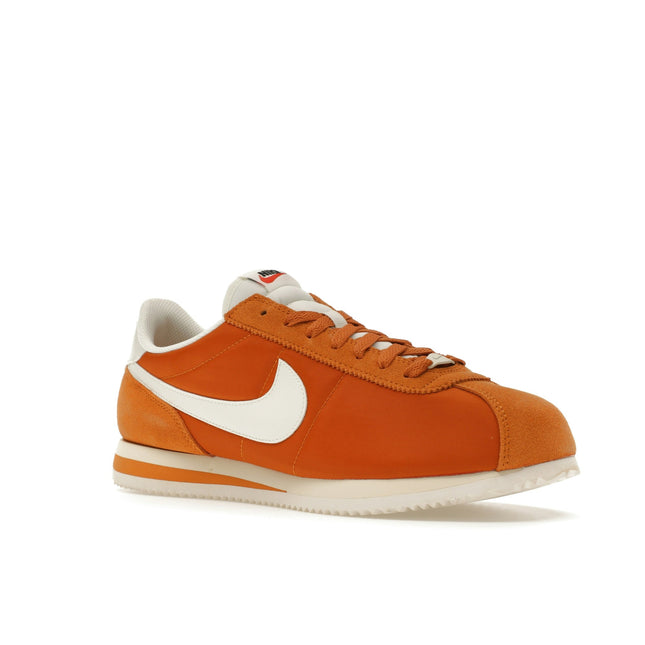 Nike Cortez TXT Monarch Muslin Sail HF0263-800, trois-quarts avant extérieur