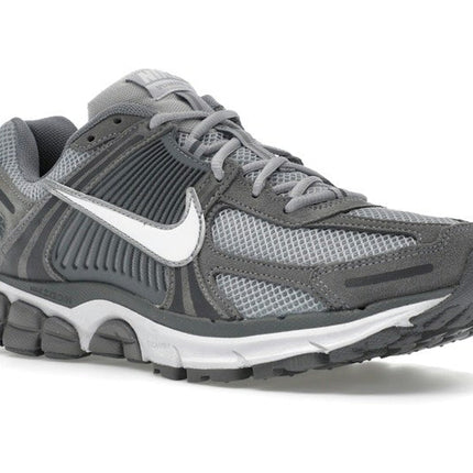 Nike Zoom Vomero 5 Cool Grey Wolf Grey HF1553-003, trois-quarts avant extérieur