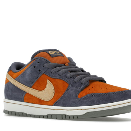 Nike SB Dunk Low Light Carbon Monarch HF3063-002, trois-quarts avant extérieur