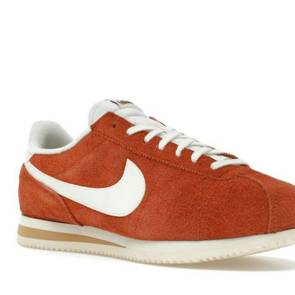 Nike Cortez SE Suede Dark Russet Flax Muslin Sail HF3142-200, trois-quarts avant extérieur