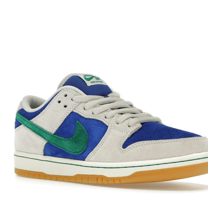 Nike SB Dunk Low Hyper Royal Malachite HF3704-001, trois-quarts avant extérieur