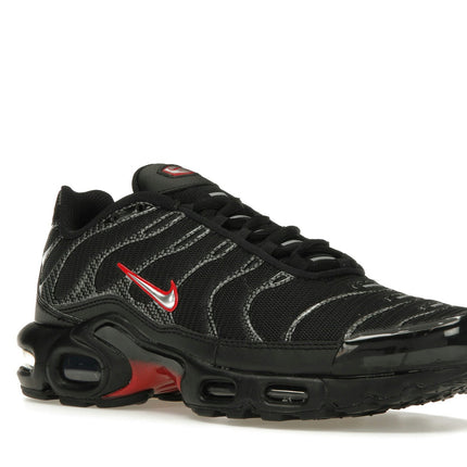Nike Air Max Plus Black University Red Metallic Silver HF4293-001, trois-quarts avant extérieur