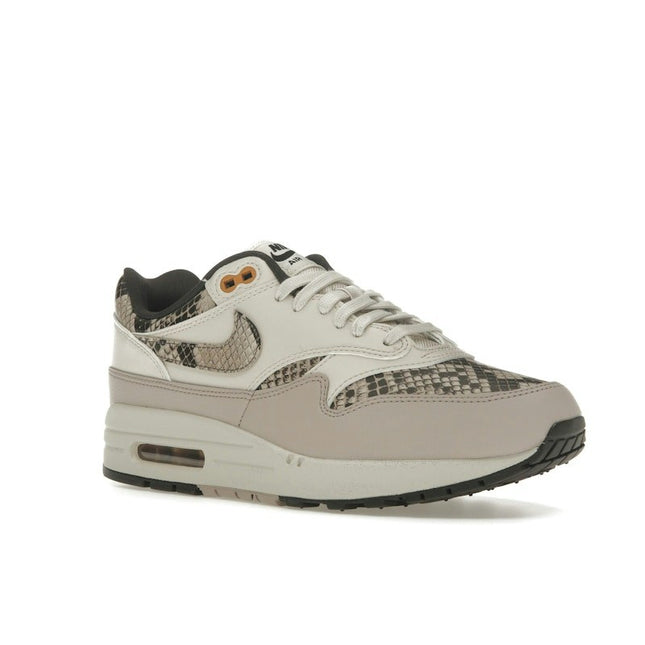 Nike Air Max 1 Snakeskin Light Orewood Brown HF5338-100, trois-quarts avant extérieur