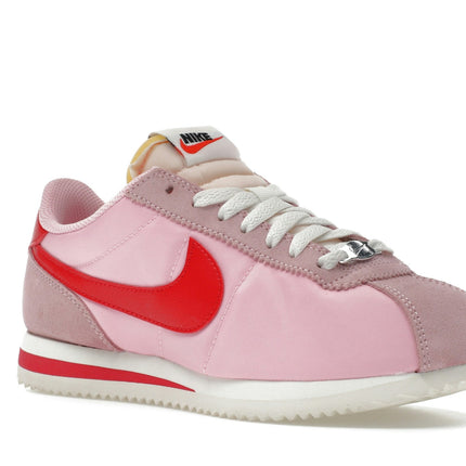 Nike Cortez TXT Medium Soft Pink Sail HF9994-600, trois-quarts avant extérieur