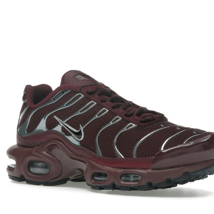 Nike Air Max Plus SE Night Maroon Metallic Silver HJ9743-600, trois-quarts avant extérieur