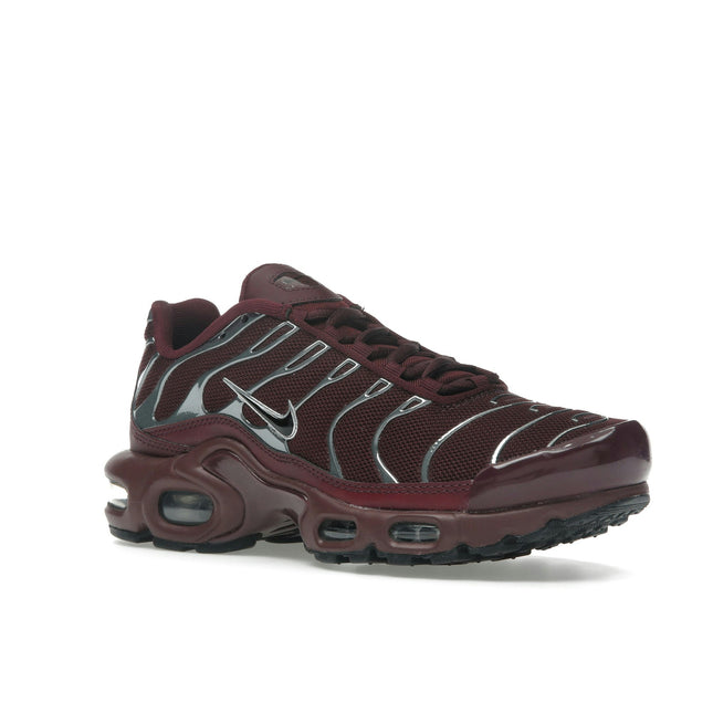 Nike Air Max Plus SE Night Maroon Metallic Silver HJ9743-600, trois-quarts avant extérieur