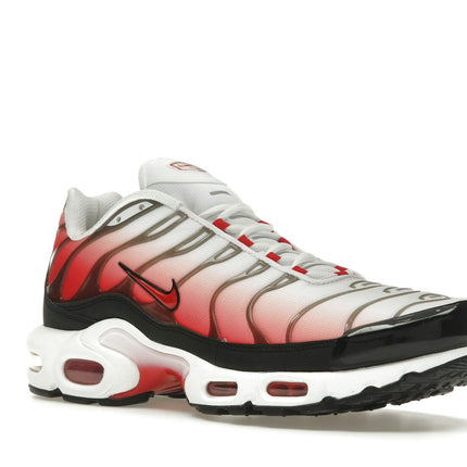Nike Air Max Plus White Black University Red HM9611-100, trois-quarts avant extérieur