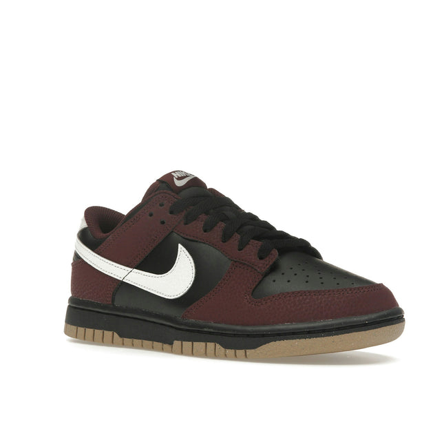 Nike Dunk Low Next Nature Burgundy Crush Black HM9658-600, trois-quarts avant extérieur