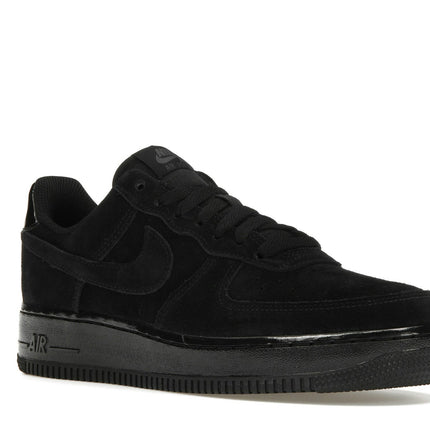 Nike Air Force 1 Low '07 Triple Black Suede HM9659-001, trois-quarts avant extérieur