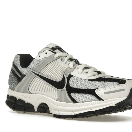 Nike Zoom Vomero 5 Photon Dust Black HQ1182-001, trois-quarts avant extérieur
