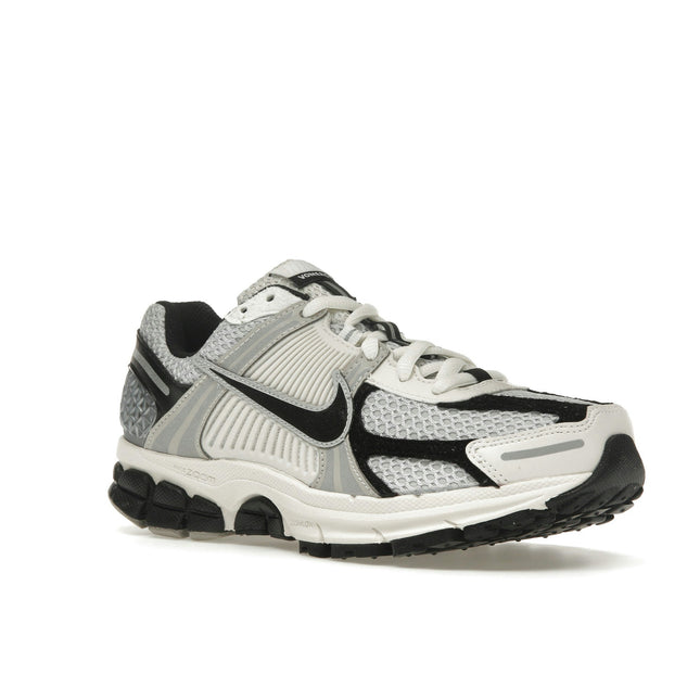 Nike Zoom Vomero 5 Photon Dust Black HQ1182-001, trois-quarts avant extérieur