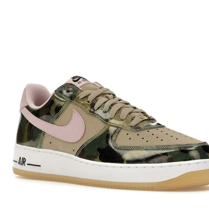 Nike Air Force 1 Low '07 LV8 Patent Camo Pink HQ1967-200, trois-quarts avant extérieur