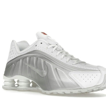Nike Shox R4 White Bright Crimson Metallic Silver HQ1988-101, trois-quarts avant extérieur