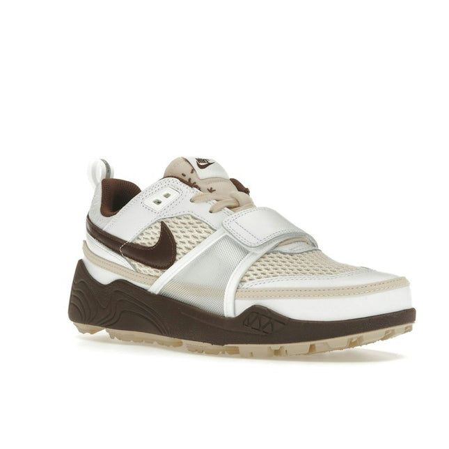 Nike Zoom Field Jaxx Travis Scott Light Chocolate HQ3073-100, trois-quarts avant extérieur