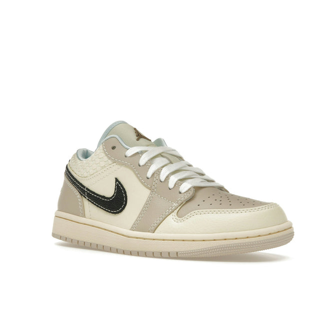 Air Jordan 1 Low SE Sanddrift Glacier Blue HQ3440-101, trois-quarts avant extérieur