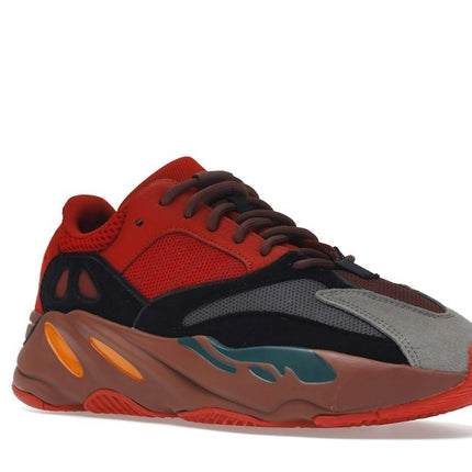 Adidas Yeezy 700 Hi-Res Red HQ6979, trois-quarts avant extérieur