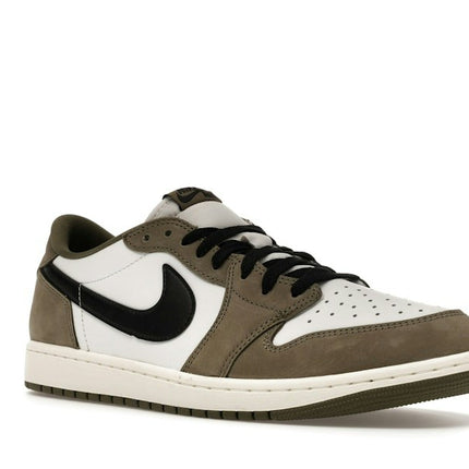 Air Jordan 1 Retro Low OG Medium Olive HQ6998-200, trois-quarts avant extérieur