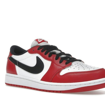 Air Jordan 1 Retro Low OG Chicago (2025) HQ6998-600, trois-quarts avant extérieur