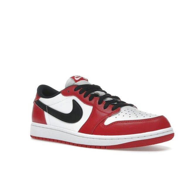 Air Jordan 1 Retro Low OG Chicago (2025) HQ6998-600, trois-quarts avant extérieur
