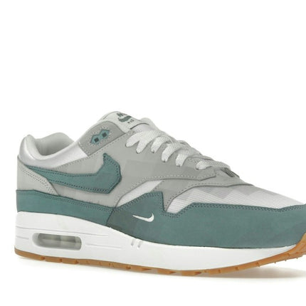 Nike Air Max 1 .SWOOSH Low Poly Adventure HV1940-100, trois-quarts avant extérieur