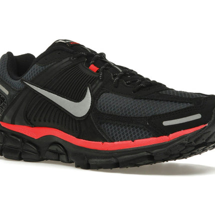 Nike Zoom Vomero 5 Black Metallic University Red HV2527-002, trois-quarts avant extérieur