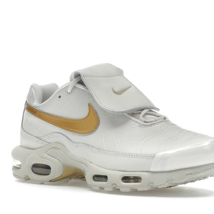Nike Air Max Plus Tiempo Metallic Gold HV2541-001, trois-quarts avant extérieur