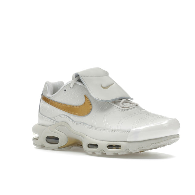 Nike Air Max Plus Tiempo Metallic Gold HV2541-001, trois-quarts avant extérieur