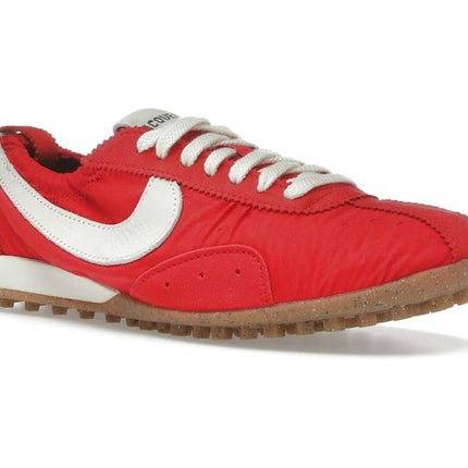 Nike Moon Shoe SP Jacquemus University Red HV8547-600, trois-quarts avant extérieur