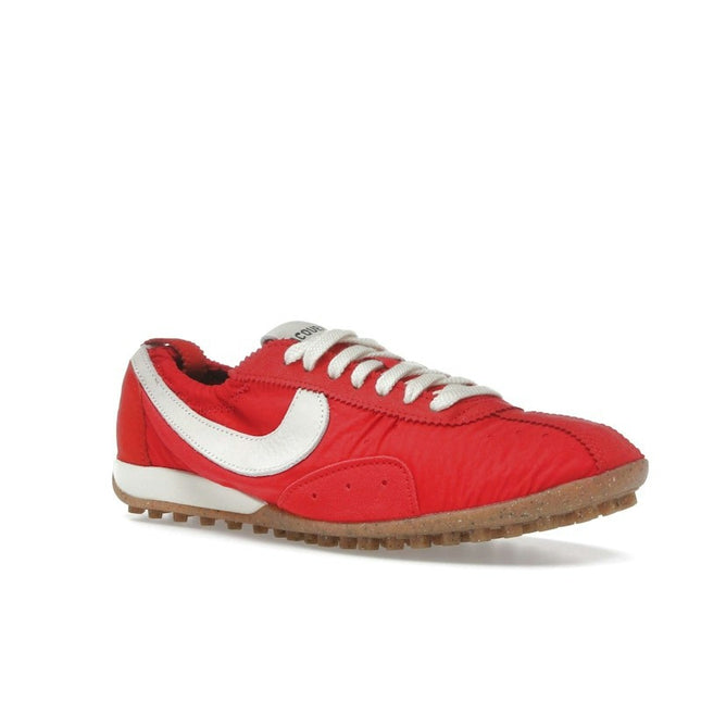 Nike Moon Shoe SP Jacquemus University Red HV8547-600, trois-quarts avant extérieur