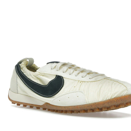 Nike Moon Shoe SP Jacquemus Alabaster HV8547-700, trois-quarts avant extérieur