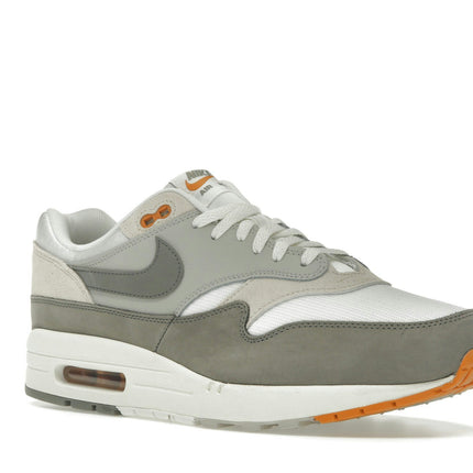 Nike Air Max 1 Light Iron Ore Flat Pewter IB1492-121, trois-quarts avant extérieur