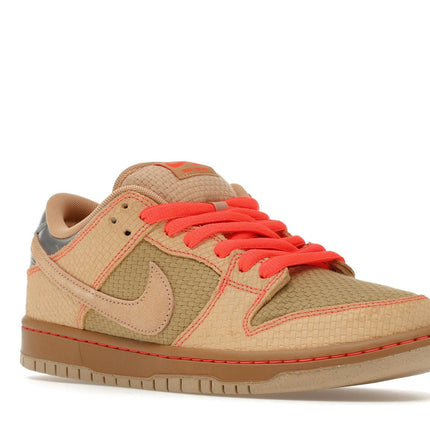 Nike SB Dunk Low Pro Som Tum IB6206-701, trois-quarts avant extérieur