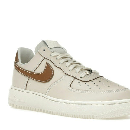 Nike Air Force 1 '07 Pearl White Pale Ivory Sail Light British Tan IB8865-221, trois-quarts avant extérieur