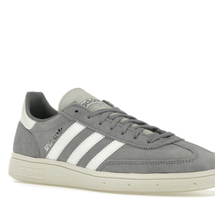 Adidas Handball Spezial Grey Core White IE3681, trois-quarts avant extérieur