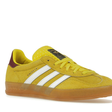 Adidas Gazelle Indoor Bright Yellow Burgundy IE7003, trois-quarts avant extérieur