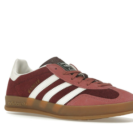 Adidas Gazelle Indoor Maroon Preloved Crimson IF9647, trois-quarts avant extérieur