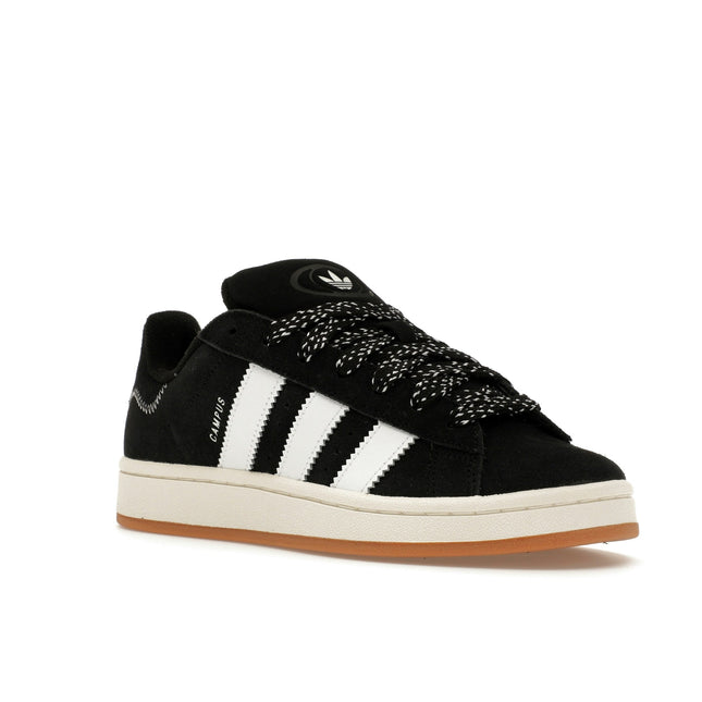Adidas Campus 00s Core Black Cloud White IH2659, trois-quarts avant extérieur