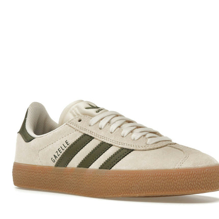 Adidas Gazelle ADV Ecru Tint Focus Olive IH3351, trois-quarts avant extérieur