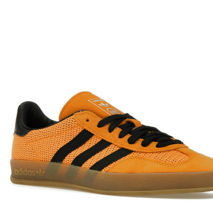 Adidas Gazelle Indoor Orange IH4770, trois-quarts avant extérieur
