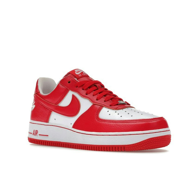 Nike Air Force 1 Low QS Terror Squad White University Red II4391-100, trois-quarts avant extérieur