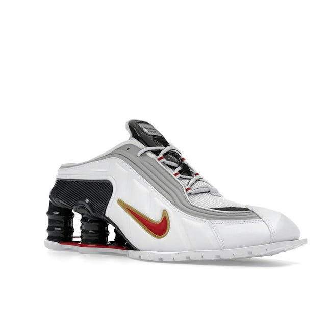 Nike Shox MR4 Mule Martine Rose Metallic Platinum Varsity Red IM5420-100, trois-quarts avant extérieur