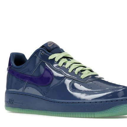 Nike Air Force 1 Low Patent Leather Mystic Navy Grape Ice IO4489-400, trois-quarts avant extérieur