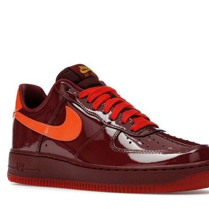 Nike Air Force 1 Low Patent Leather Dark Team Red Safety Orange IO4489-601, trois-quarts avant extérieur