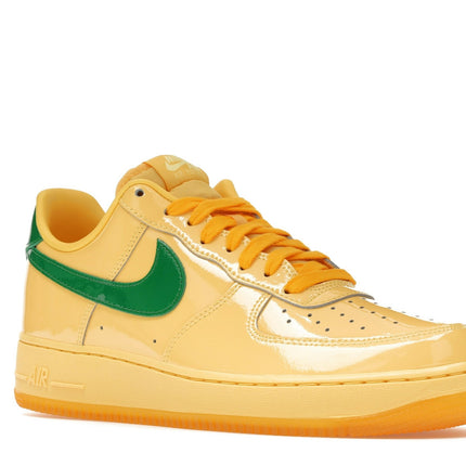 Nike Air Force 1 Low Patent Leather Topaz Gold Pine Green IO4489-700, trois-quarts avant extérieur