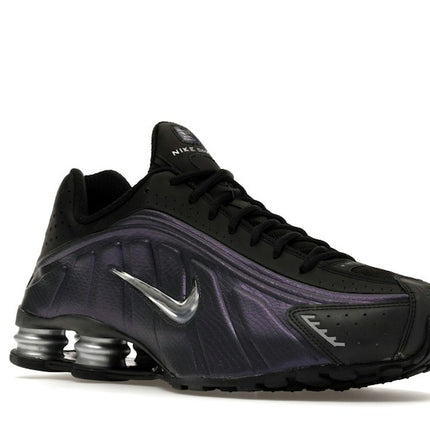 Nike Shox R4 Black Metallic Silver Purple Dynasty IO4546-002, trois-quarts avant extérieur