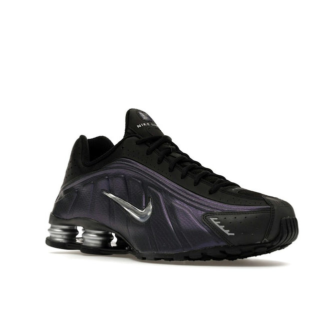Nike Shox R4 Black Metallic Silver Purple Dynasty IO4546-002, trois-quarts avant extérieur