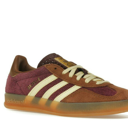 Adidas Gazelle Indoor Maroon Almost Yellow JI0324, trois-quarts avant extérieur