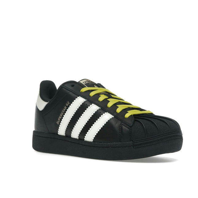 Adidas Superstar 92 By Pharrell Black White JI4267, trois-quarts avant extérieur
